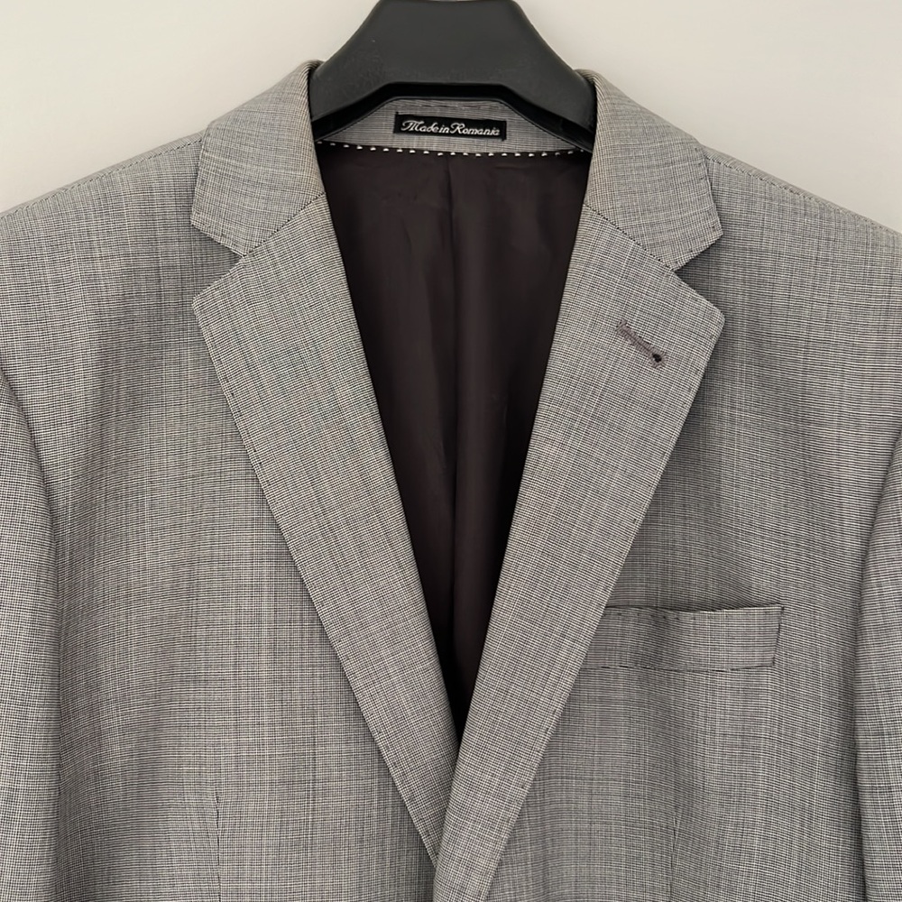 H&M men’s grey blazer.